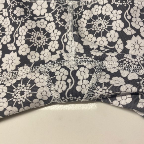 3/4 Length Lululemon Size 4 Floral Leggings - Picture 6 of 8